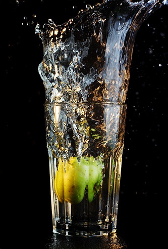 A Fruit Splash into Glass! 11 Pics!