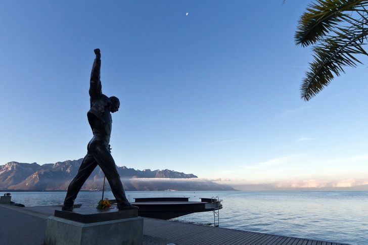 10 Celebrity Statues All Over the World!