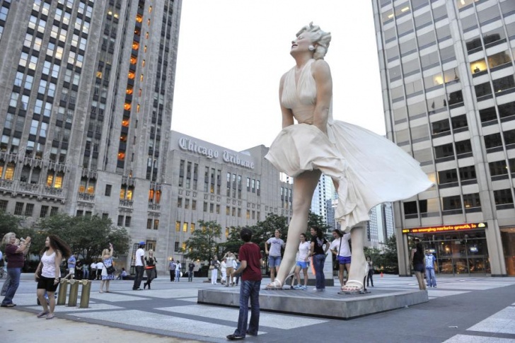 10 Celebrity Statues All Over the World!