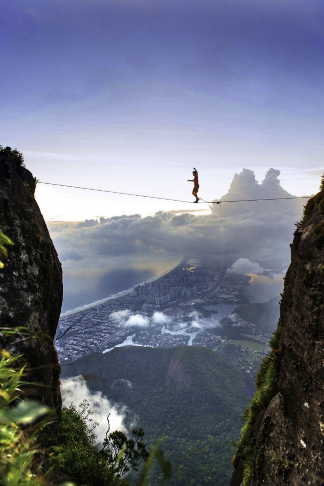15 Incredible Shots of People And Buildings That Are Suspended Between the Sky And the Earth!