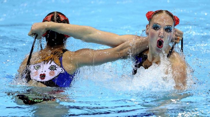 Synchronized Swimming: 10 Funny Faces of Beautiful Girls!