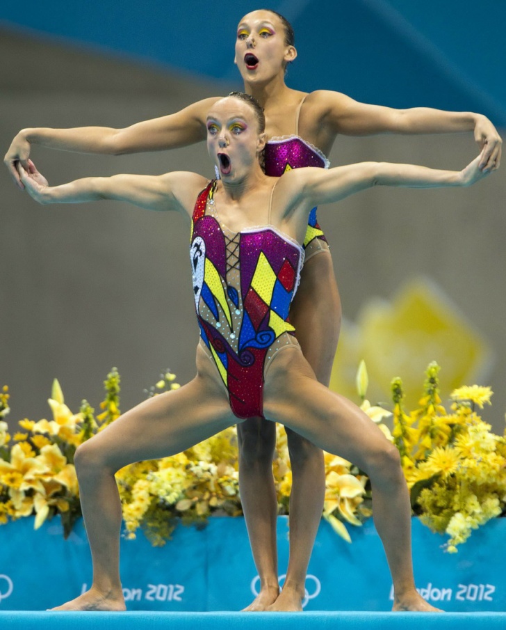 Synchronized Swimming: 10 Funny Faces of Beautiful Girls!