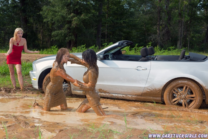 10 Hilarious Mud Wrestling Pics!