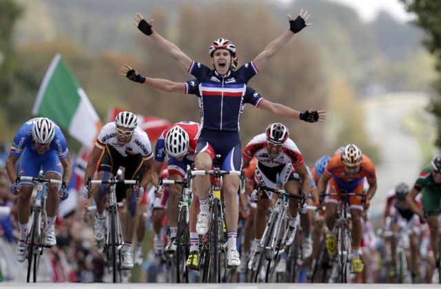 Hilarious Cycling Pics: Fans vs Athletes. 10 Images!