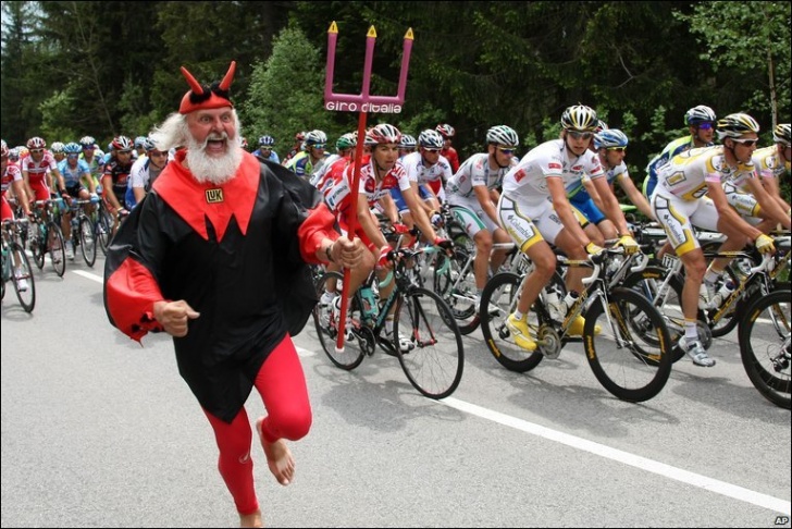 Hilarious Cycling Pics: Fans vs Athletes. 10 Images!